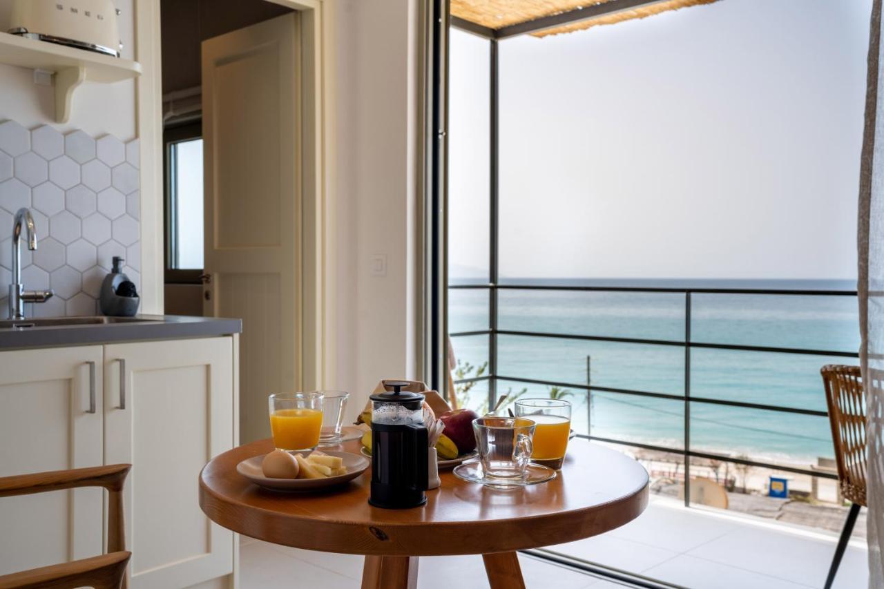 Thea Beachfront In Lourdas *